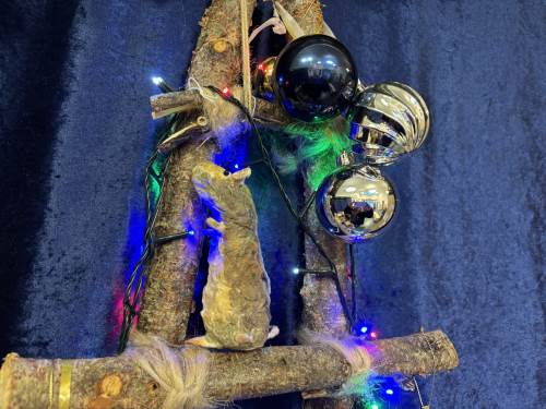 Julemusa som flyttet inn i desember, og hjalp oss å trekke kalenderen hver dag